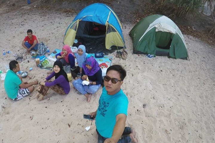 Nge-Camp bersama teman-teman anda di pantai drini